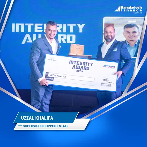 Uzzal Khalifa, Supervisor Support Staff, receiving the Integrity Award 2024